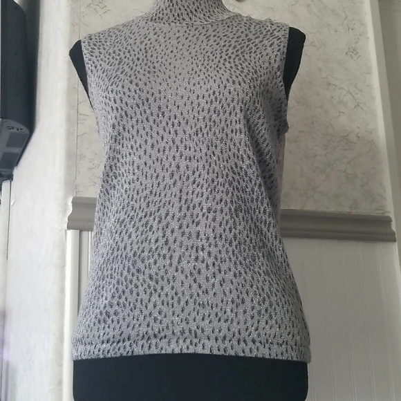 Lightweight sleeveless metalic small turtleneck by Style Co - Picture 4 of 5